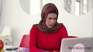 Meio-irmão ensinando meia-irmã em Hijab sobre sexo antes do casamento arranjado - Maya Farrell