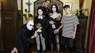 Rodinné tahy - Halloween Kostýmová párty končí strašidelným rodinným skupinovým sexem