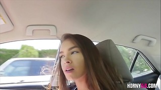 Une soeur sexy souffle son demi-frère dans le véhicule sur le chemin de son petit ami