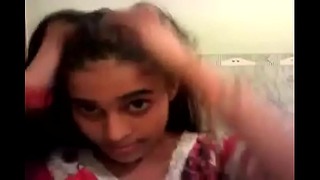 Nuori intialainen tyttö näyttää pois hänen pullea vartalonsa