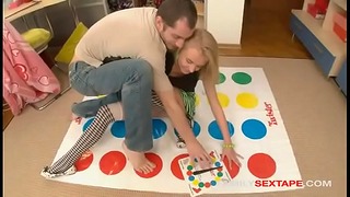 Wicked Stepfamily jouant à Twister