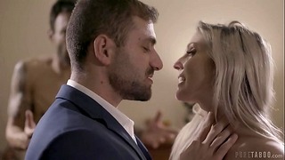 Une femme est surprise en train de baiser le collègue de son mari