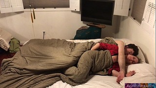 Belle-mère partage son lit avec son beau-fils - Erin Electra