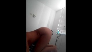 Sie masturbiert bei einem Videoanruf mit ihrem Stiefcousin