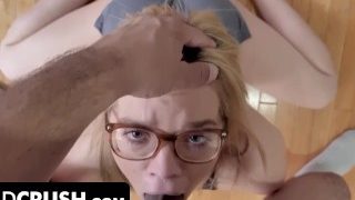 Dad Crush – Nádherná blondýnka s brýlemi dostane její kundičku krok za krokem Táta při studiu