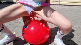 Demi-soeur en chaleur chevauchant un ballon de fitness avec double pénétration