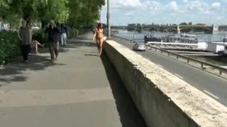 热红发特蕾莎裸体在公共街道上
