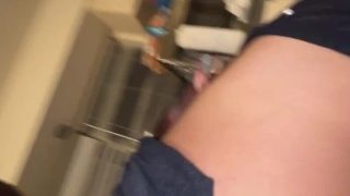 Chica adolescente caliente se folla el culo a su padrastro para que su novio no lo sepa