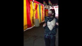 Riskante vrouw flitst rond tijdens een carnaval