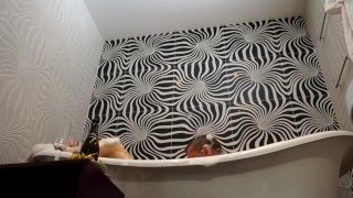 Stiefvader neukt mijn stiefzus in de familiebadkuip