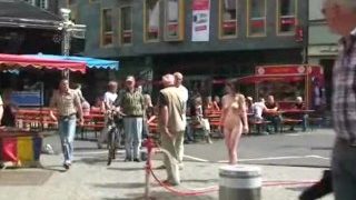 Sweet Amateur Babe Jeamie ukazuje její nahé tělo na veřejných ulicích