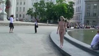 Douce teen blonde nue dans la rue publique