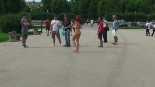 La douce rousse Kety nue dans la rue publique
