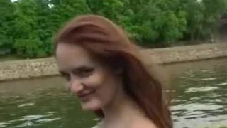 Suloinen punapää Denisa Shows Kuuma Vartalonsa Julkisilla Kaduilla
