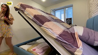 Vaginales Geschenk des Schicksals: Stiefmutter steckt unter dem Bett fest.