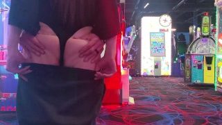 Frau zeigt Titten und Ehemann spielt mit ihrer Muschi in der Spielhalle