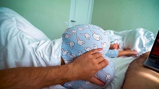 Przybrana siostra budzi się i pomaga przyrodniemu bratu dojść do spermy, gdy on ogląda porno – Creampie