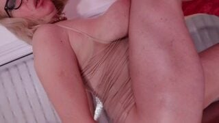 Thick Busty Mom Seduced A Son’s Friend With Her Wet Ass & Boobs.