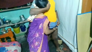 Setä harrastaa seksiä, kun intialainen täti siivoaa taloa