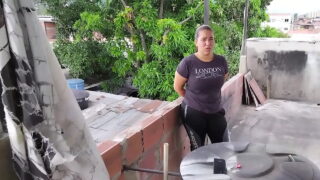 Descubro A Mi Hermanastra Fumando En La Azotea Y Mientras Me Chupa La Polla Me Pide Que Se La Meta Para No Contarle A Mi