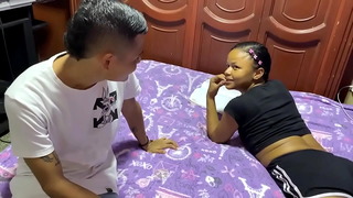 Siento Una Sorpresa Pinchándome Le Dice Leidys A Su Hermanastro