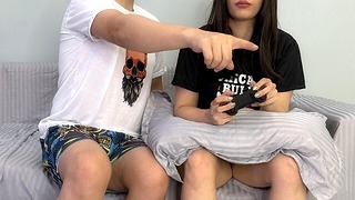 داشت پی اس بازی میکرد آاججیییم . رفتم پیشش حشری بودم .داستان جدید و جذاب sex irani step sister